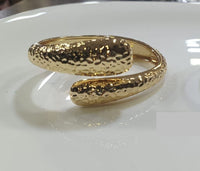 Gold Plated Hammered Pattern Water Drop Crossover Bracelet