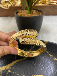 Gold Plated Hammered Pattern Water Drop Crossover Bracelet