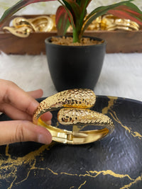 Gold Plated Hammered Pattern Water Drop Crossover Bracelet