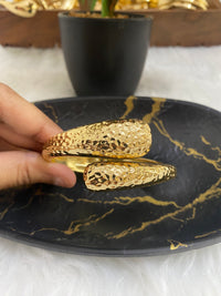 Gold Plated Hammered Pattern Water Drop Crossover Bracelet