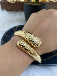 Gold Plated Hammered Pattern Water Drop Crossover Bracelet